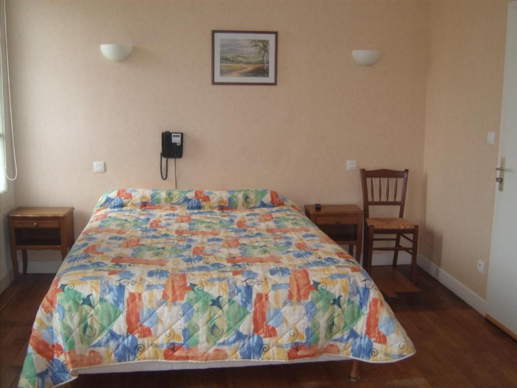 Auberge Les Muriers La Ferté-Hauterive Szoba fotó